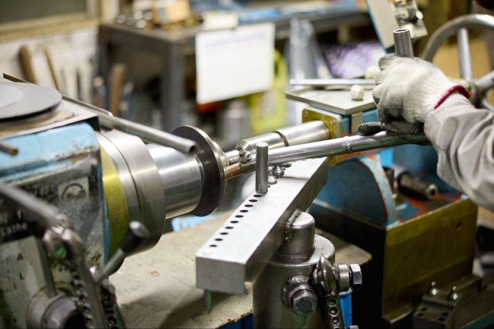 ヘラ絞り加工とは？歴史やメリット・デメリット説