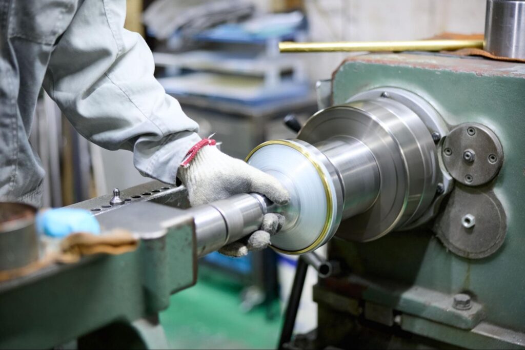 「ヘラ絞り」と「スピニング加工」の違いとそれぞれの特徴を解説